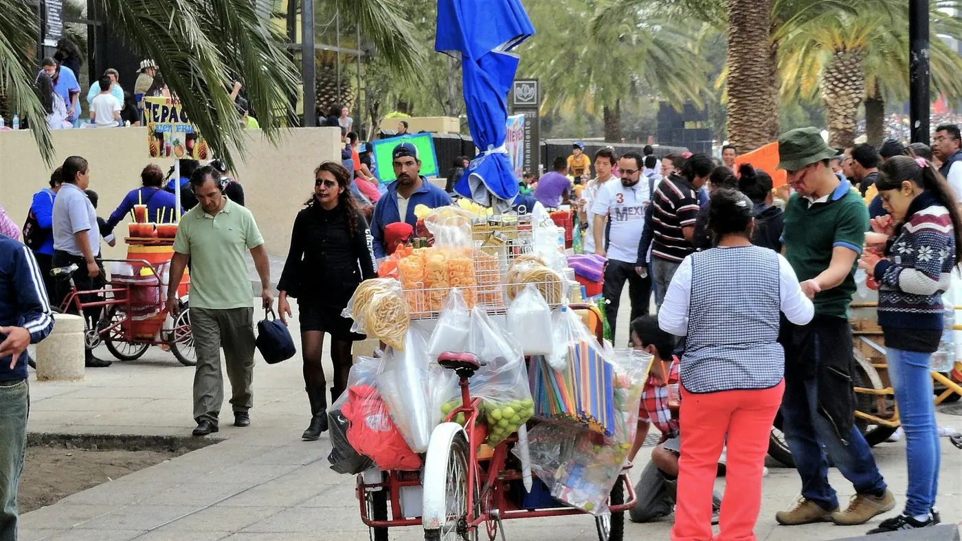 Calle concurrida en México con personas caminando